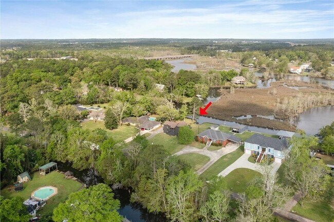 Building Photo - Renovated Waterfront Home