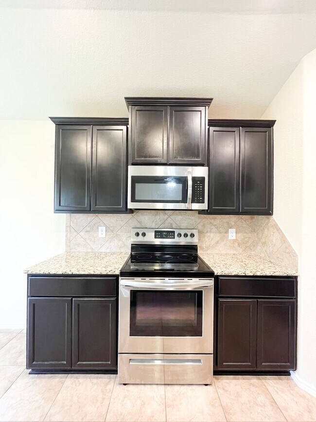 Building Photo - Available NOW!! Beautiful 1 story, 3 bedro...