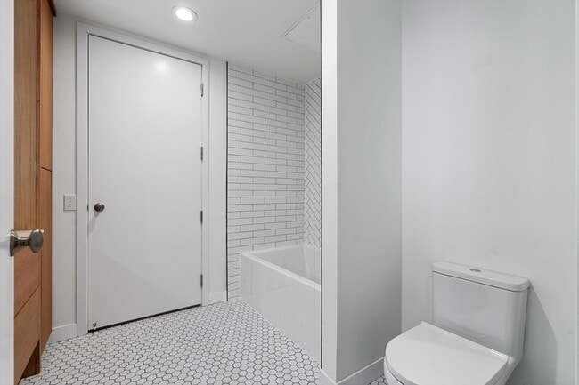 Building Photo - 290 Market St