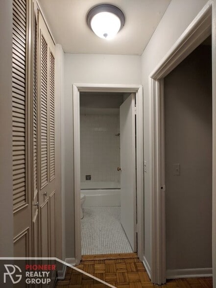 Building Photo - 510 W Briar Pl