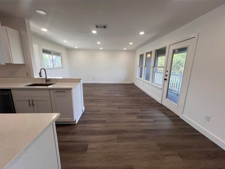 Building Photo - 450 Shady Bluff Dr