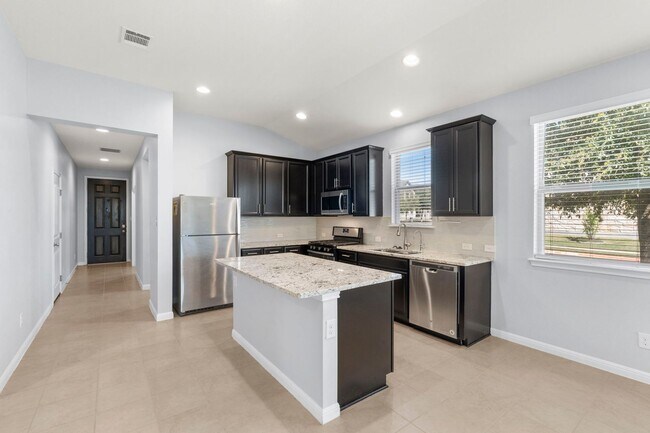 Building Photo - Dripping Springs Charmer