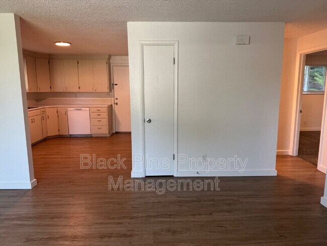Building Photo - 137 Davis Ave