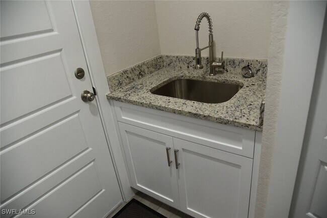 Building Photo - 4666 Villa Capri Ln