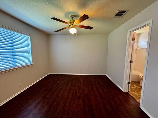 Building Photo - 14420 Cummins Way