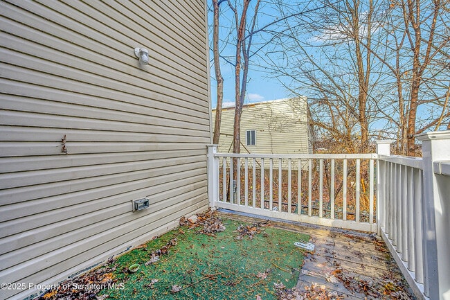 Building Photo - 916 W Linden St