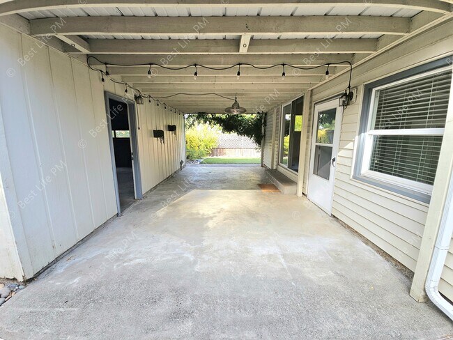 Building Photo - 7037 N Monteith Ave