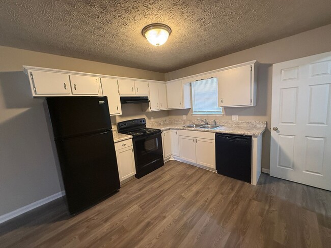 Building Photo - 113/115 Deer Creek Dr