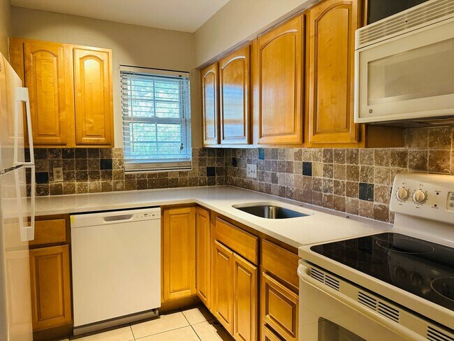 Building Photo - Cozy 2nd floor condo by Lake Underhill
