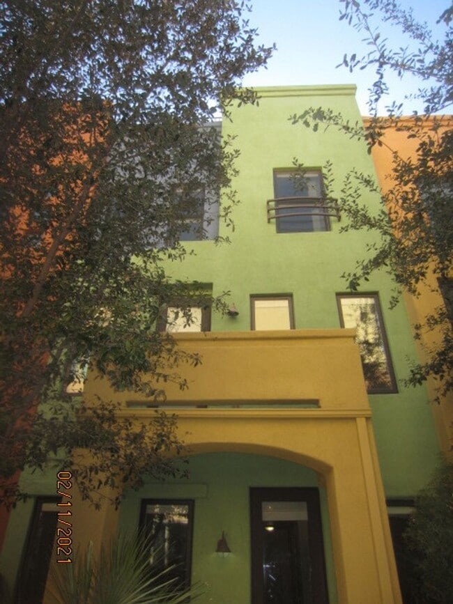 Building Photo - Fantastic home located in A Gated Communit...