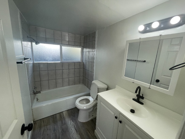 Building Photo - 951 N Redwood Rd