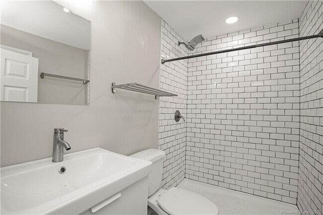 Building Photo - 106 River Rd