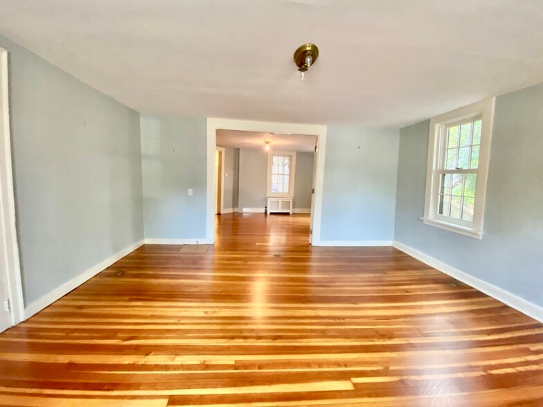 Building Photo - 206 Elm St