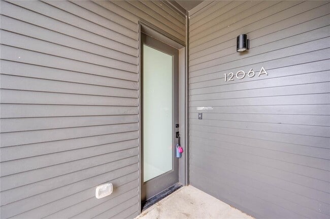 Building Photo - 1206 Justin Ln