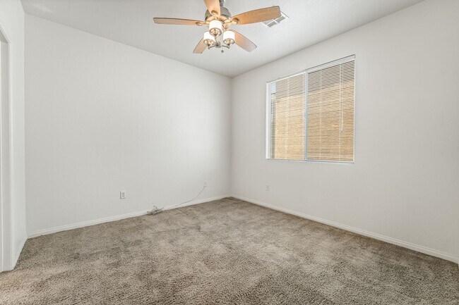 Building Photo - 3 Bedroom, 2 bathroom, 2 Car Garage Home i...