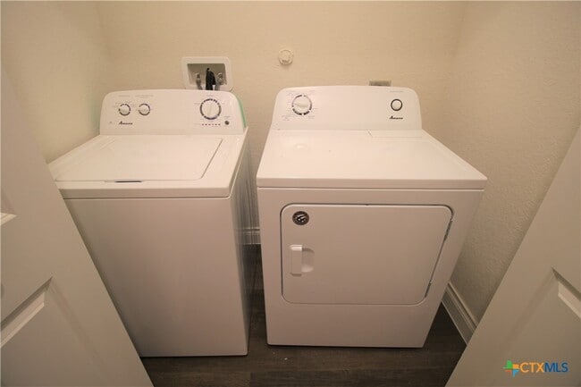 Building Photo - 324 Untermaier St