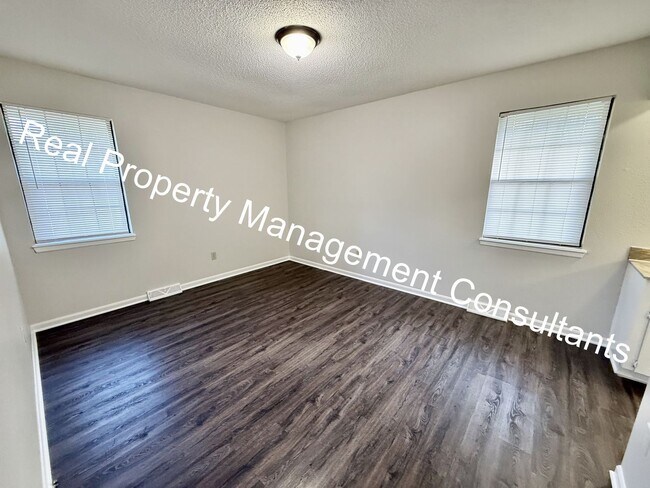 Building Photo - Beautifully Updated Split-Level 3 Bedroom Home! Deposit Free Living Available via Obligo