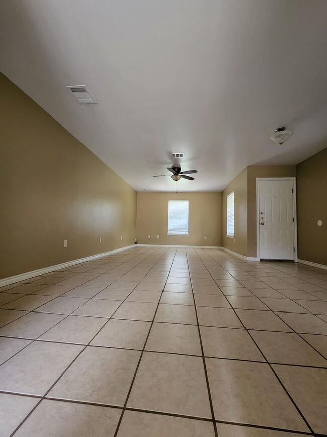 Building Photo - 3 bedroom 2 bath brick home