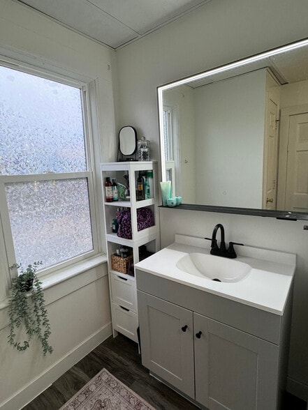 Bathroom - 362 W Scott St