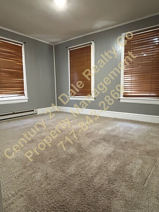Building Photo - Large 2 Bedroom Apartment in Eastern Schoo...