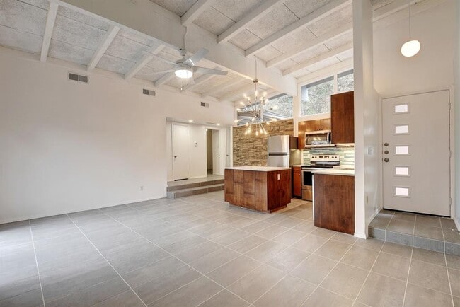 Building Photo - 803 Azie Morton Rd