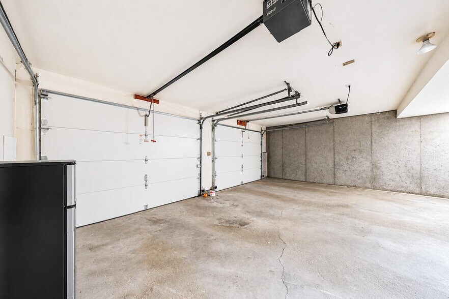 Building Photo - Spacious Shawnee Home Near Mill Creek Streamway Park