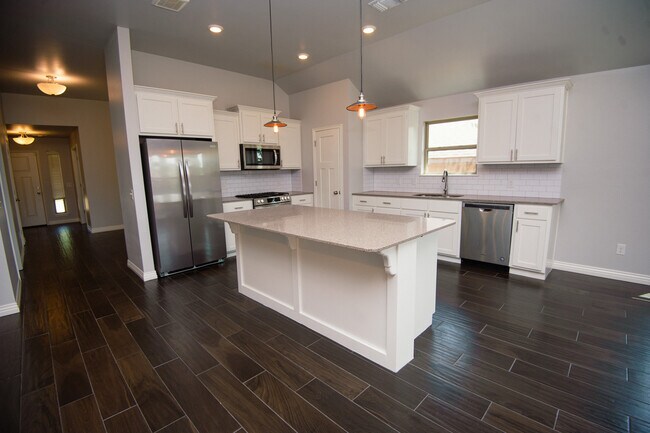 Building Photo - 4405 W Country Club Dr