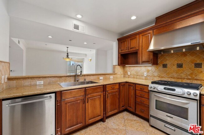 Building Photo - 1821 Fairburn Ave