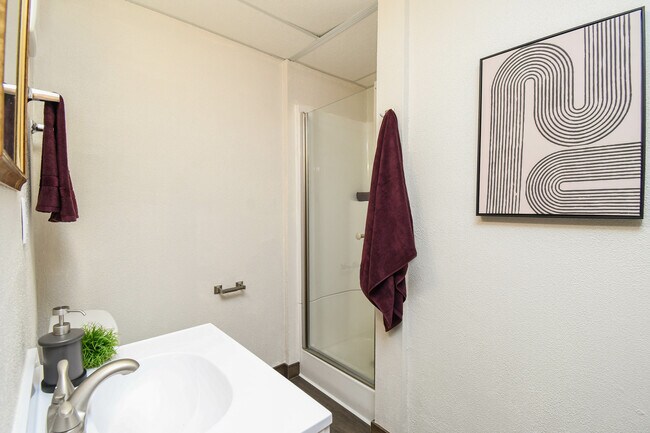 Building Photo - 4504 S Cliff Ave