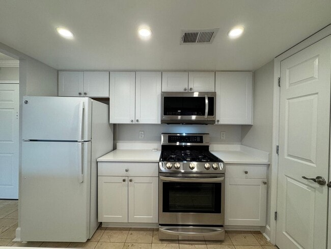 Building Photo - Bright And Spacious 2 Bed 2 Bath Condo In ...