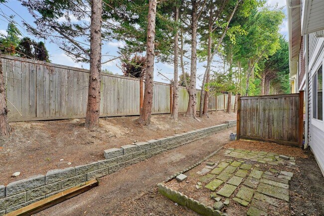 Building Photo - Spacious Puyallup Townhouse | 3-Bed Home with Main-Floor Primary Suite & Stainless Steel Appliances!