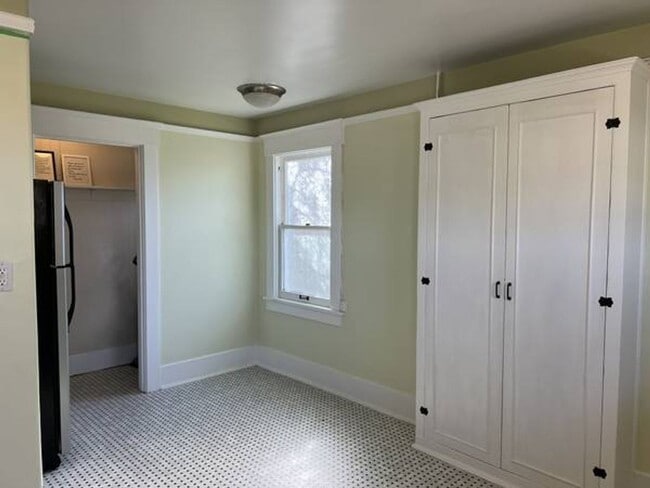 Building Photo - 2-3 Bedroom Apartment in Historic House