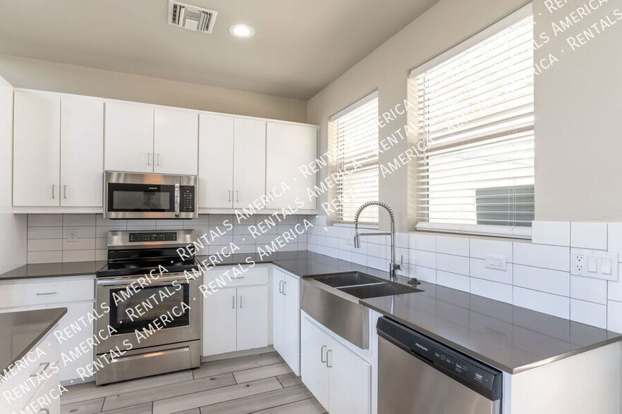 Building Photo - 922 S Fremont Ave