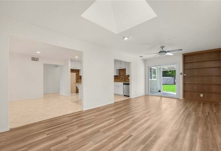 Building Photo - 5641 Lynnbrook Plz