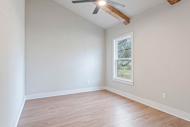 Building Photo - 491 S Happy Hollow Rd