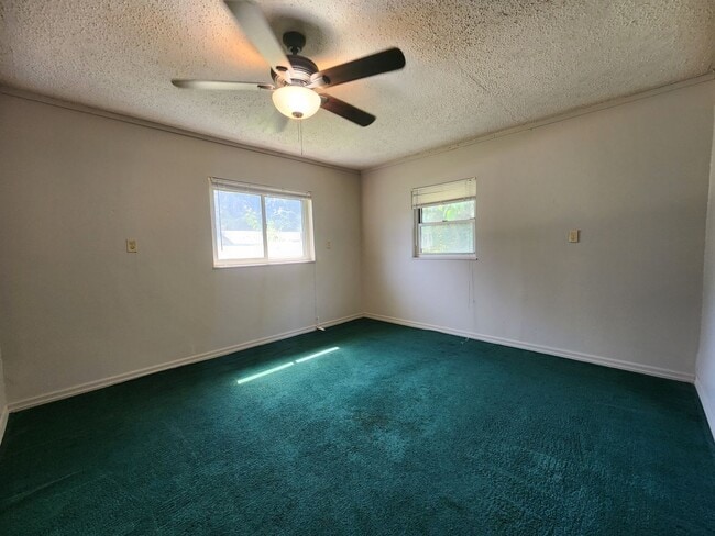Building Photo - 2 Bed 1 Bath freshly updated!