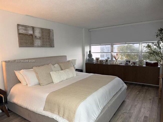 Building Photo - 18061 Biscayne Blvd