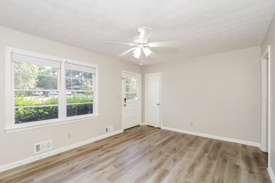 Building Photo - 2082 Warren Dr SW