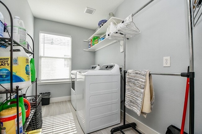 Building Photo - 6322 Hall Pond Ct