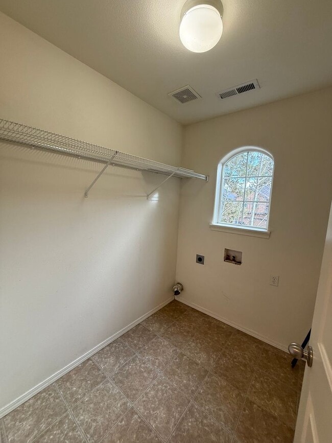 Building Photo - $400 Move In Credit!! 3 Bed/2.5 Bath Single Family Home in River Canyon Estates - BRAND NEW CARPET