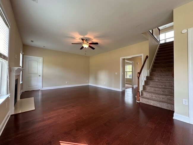 Building Photo - Perfect on Pineflat!