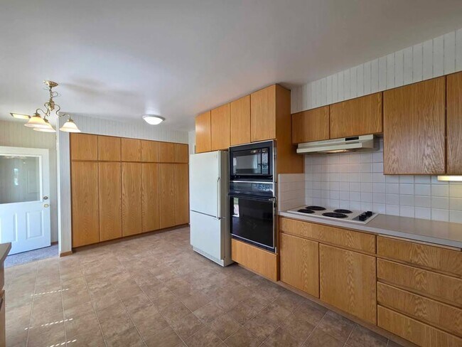 Building Photo - Quiet Rental in Waterville with Garden!