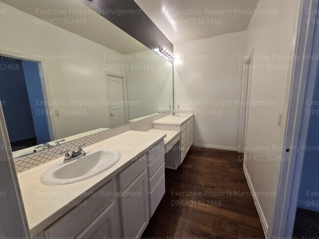 Building Photo - 3 bedroom/ 2.5 bathroom 2 story home.