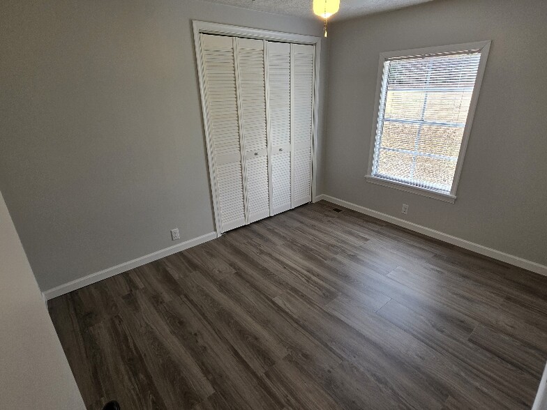 Building Photo - 57 Benchmark Dr