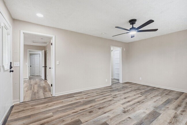 Building Photo - Move-In Ready 3 Bed with Modern Updates & Detached Garage