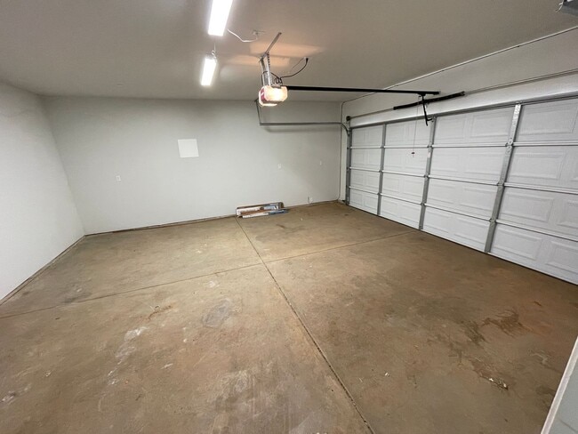 Building Photo - 2 bedroom 2 bath, With garage and fenced yard