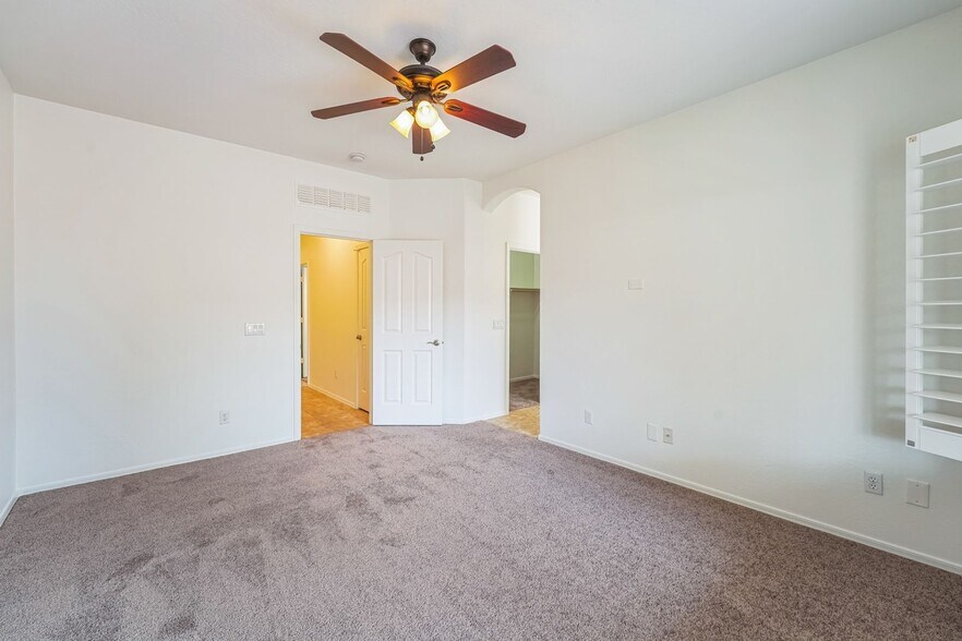 Building Photo - 1268 E Birdland Dr