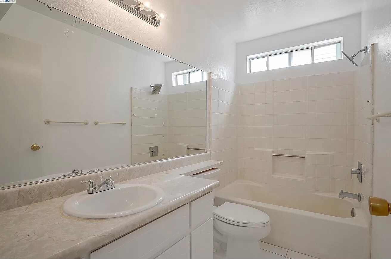 Building Photo - 3480 Briar Ln