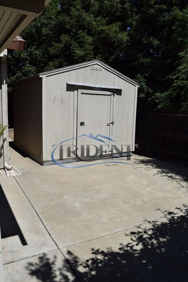 Building Photo - 4 bedroom, 3 bath house with den/office