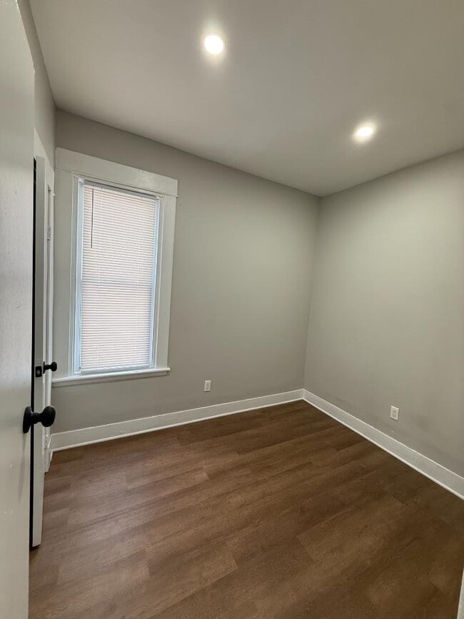 Building Photo - 605 3rd St